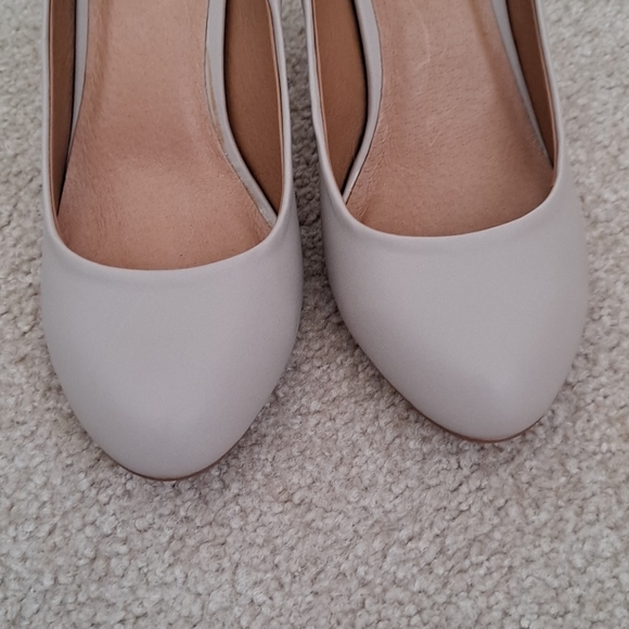 New. Never worn. TAUPE. heels - Picture 5 of 6
